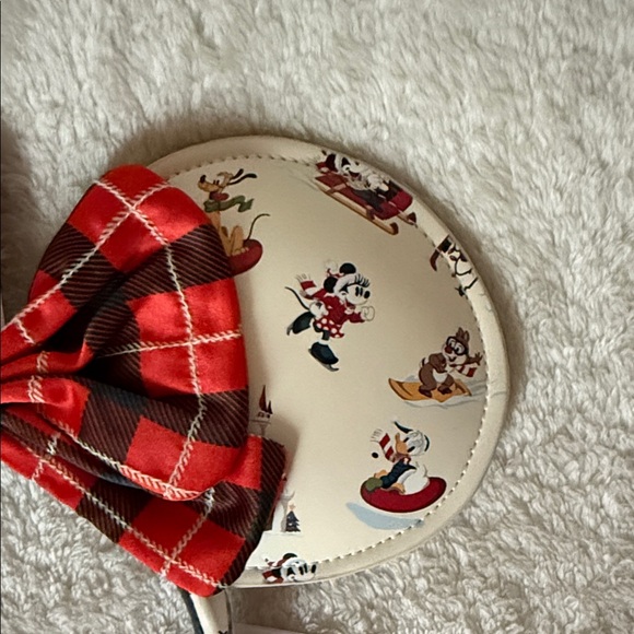 NWOT: Walt’s Holiday Lodge, Mickey & Friends - Picture 2 of 5